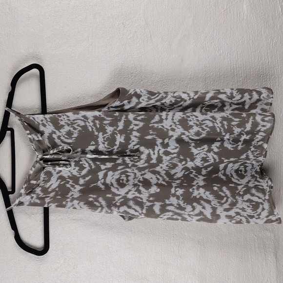 Ann Taylor Taupe Ruffle Geometric Pattern Sleeveless Keyhole Tie Back Summer Top - Picture 7 of 12